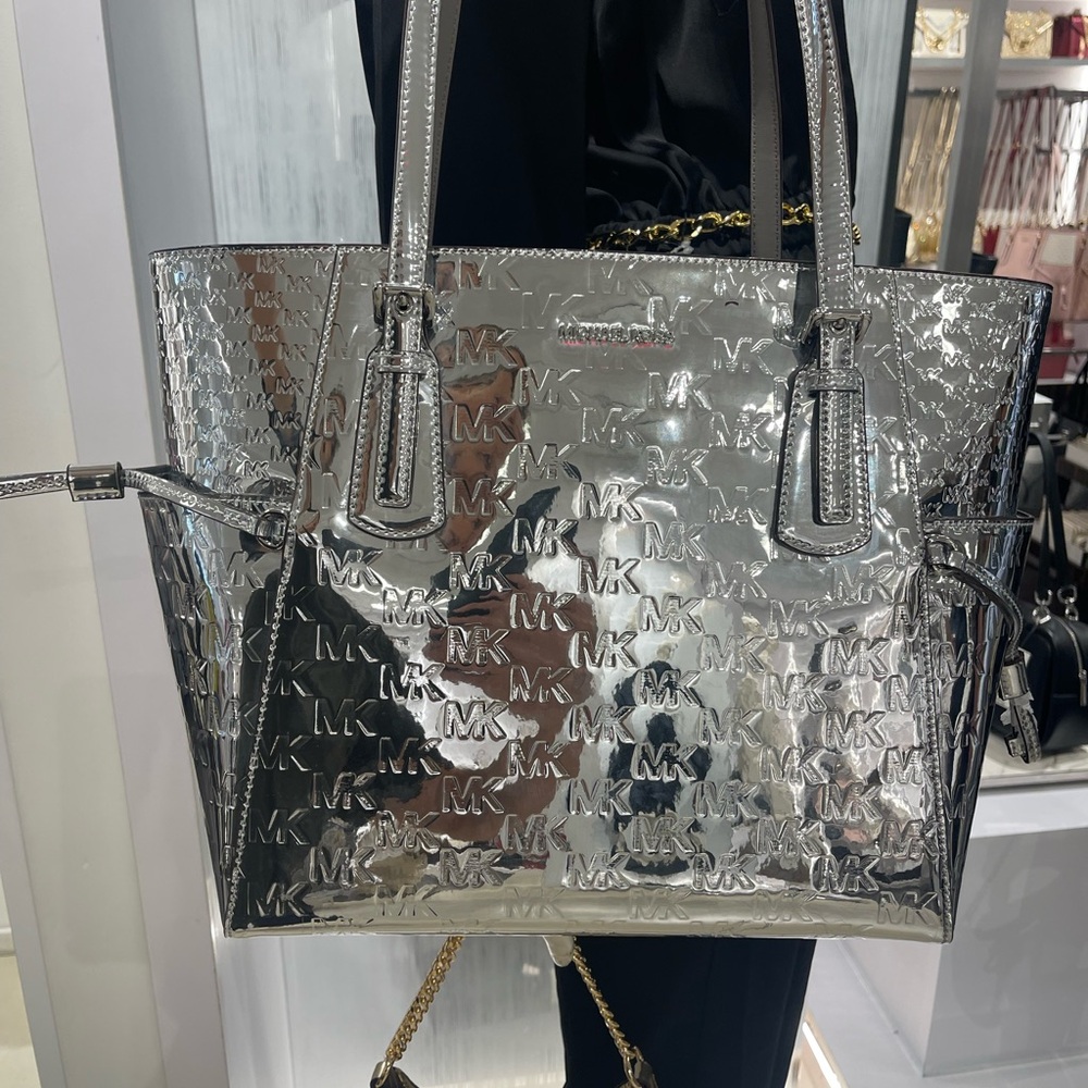 MICHAEL KORS Voyager Large Patent Logo Debossed EW Shoulder Tote Bag
Silver
NWT - Picture 7 of 16